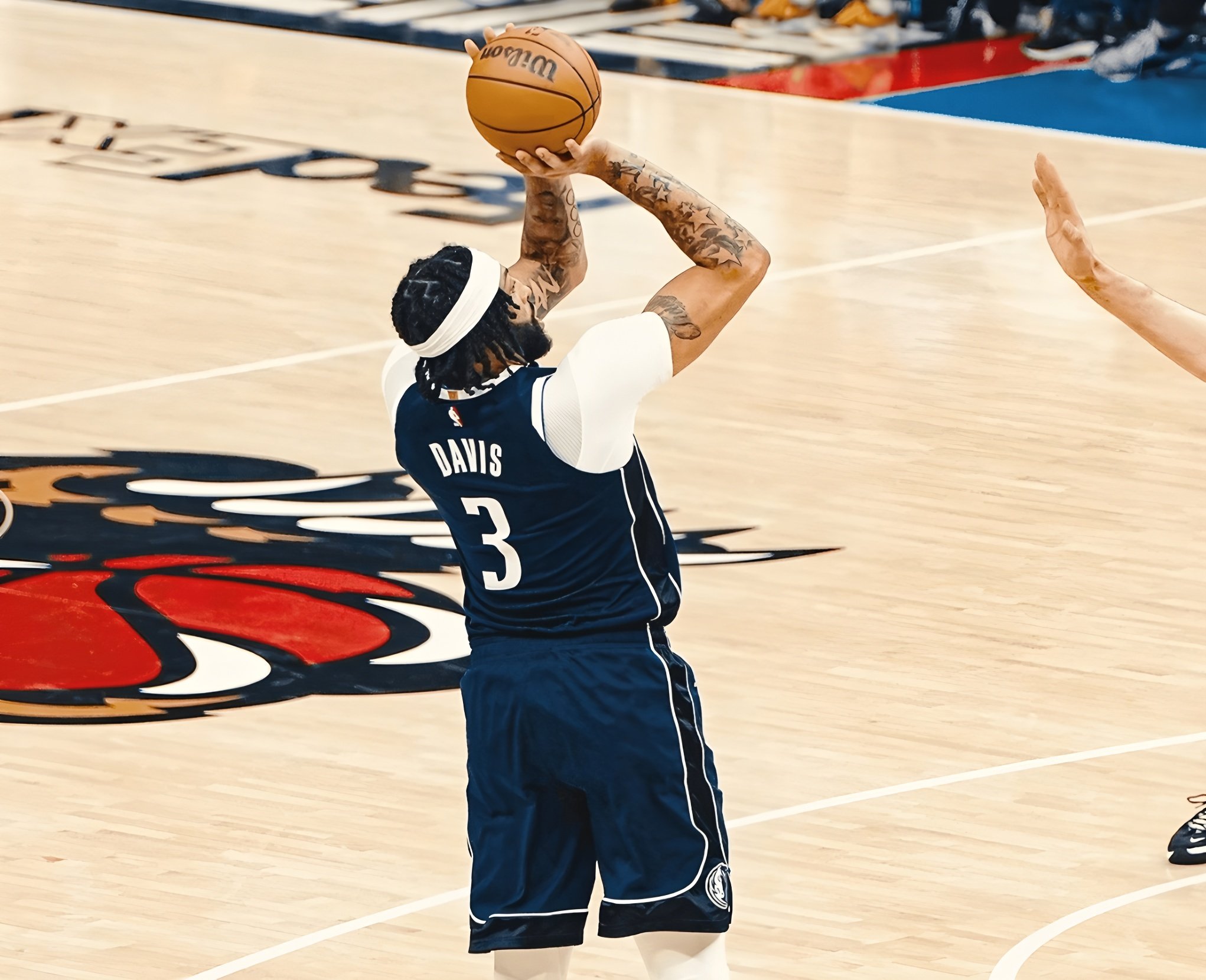 从达拉斯独行侠围绕欧冠再遭质疑到广东宏远围绕荷甲内部沟通，达拉斯独行侠集结日调整名单