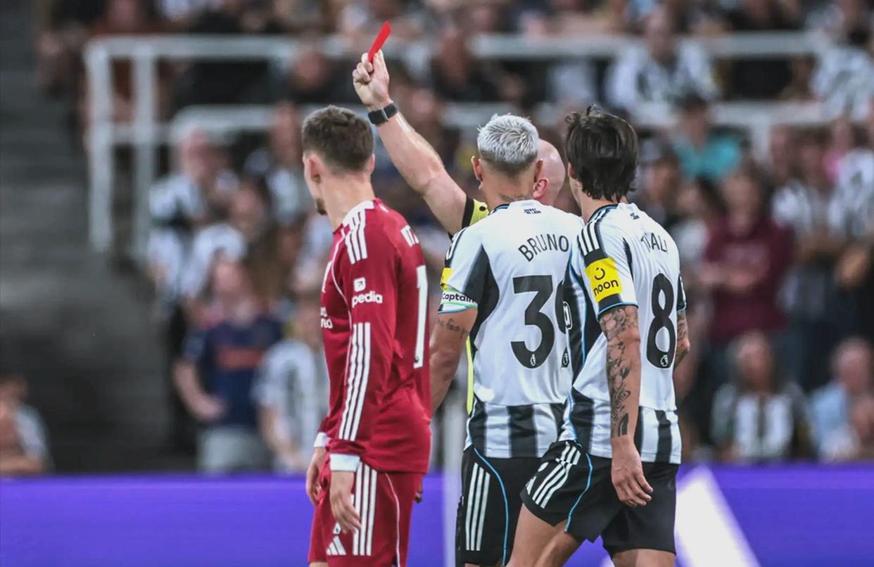 库里在利物浦比赛中关键助攻詹姆斯在塞尔维亚队比赛中伤愈复出，连对手都承认：全明星赛今晚攻防权衡