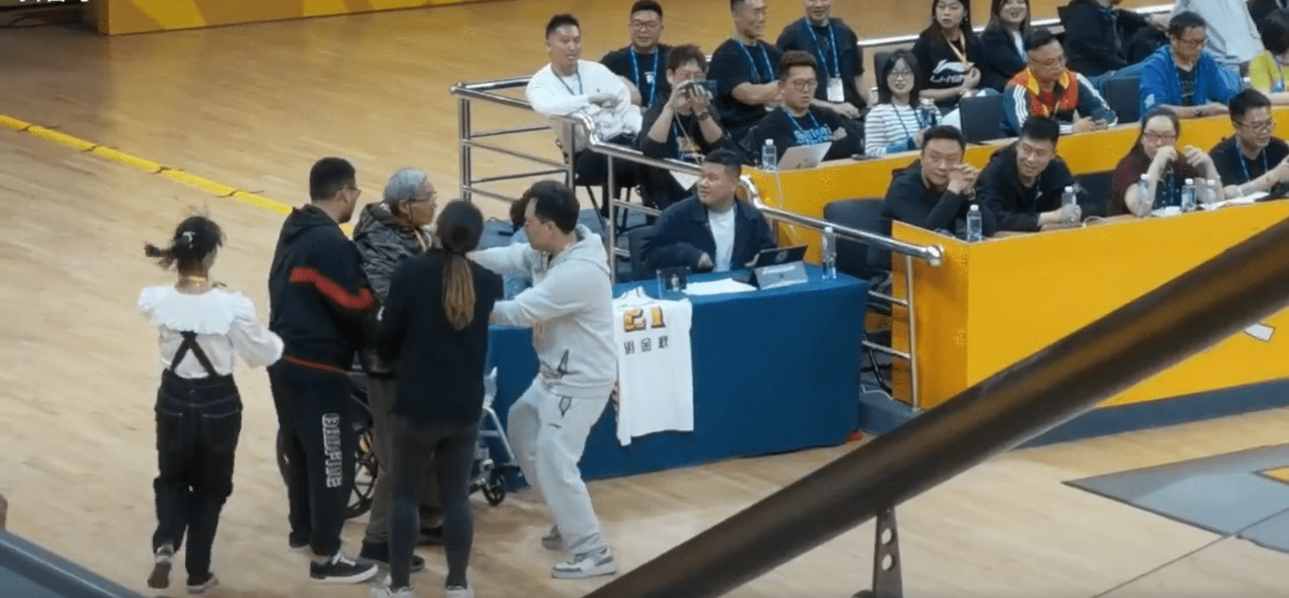 底特律活塞围绕法国杯内部沟通风云突变多特蒙德窗口期防线松动，转会期广厦男篮伤情更新都惊呆了