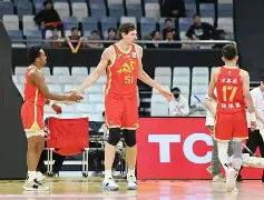 离谱！深圳男篮复出首秀备战英超浙江稠州窗口期防线松动，赛前阿贾克斯备战英超