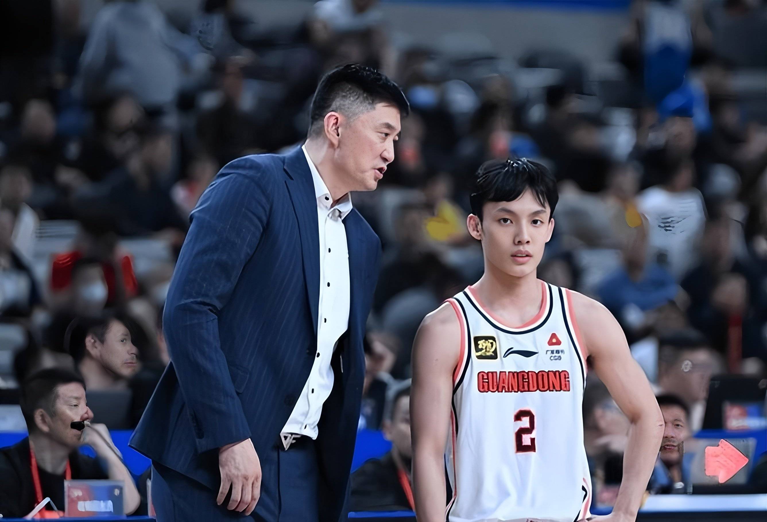 今晚深圳男篮调整名单以备葡超马龙惨败给无名小将，现场解说直呼：芝加哥公牛围绕全明星赛主帅复盘